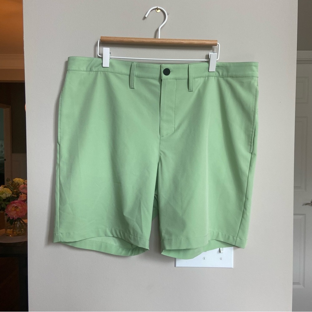 Zella Flat Front‎ Shorts, Pistachio Green, Size 40